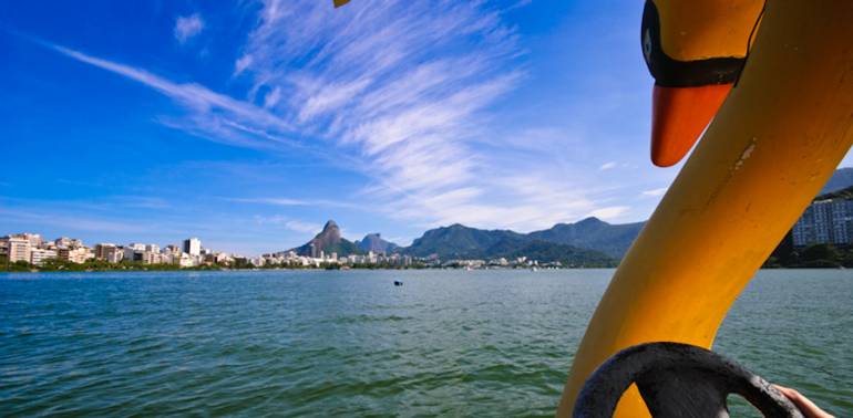 Conheça os pedalinhos da Lagoa Rodrigo de Freitas e curta um passeio à bordo de um Cisne.