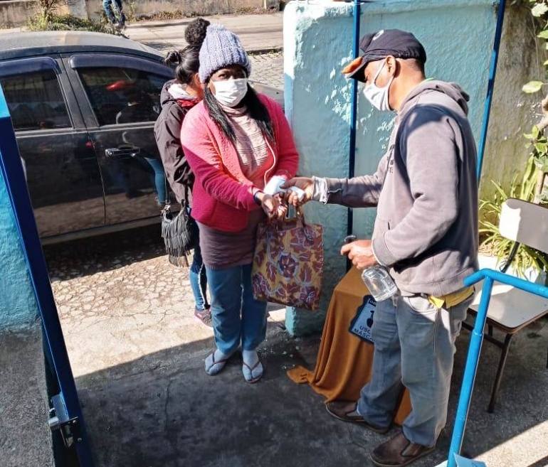 CRAS Meudon entrega doações da campanha de inverno em Teresópolis