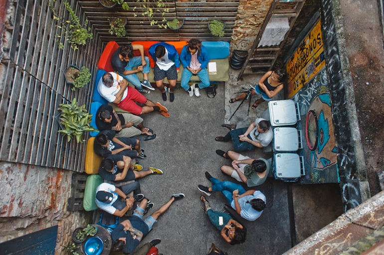 Praia, asfalto e favela: artistas cariocas formam rede com criações coletivas e exposição aberta ao público