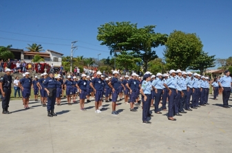 O desfile cívico que marca os 23 anos de Búzios aconteceu pela primeira vez na Rasa