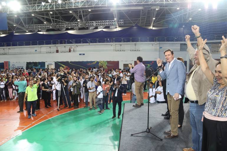 O prefeito e o secretário municipal de educação, na abertura da 27ª edição dos Jogos Estudantis